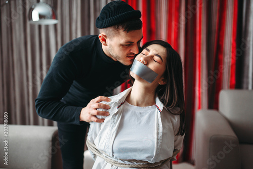 Tableau sur toile Robber maniac scared his female victim