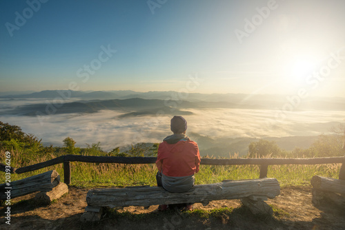 Fotografía Man sitting and looking the spectacular view of Doi Samur Dao in Nan province of Thailand in winter season