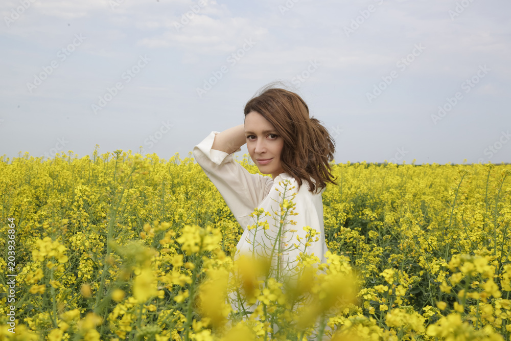 Portrait of fashionable young woman in the yellow flowers field
Portrait of fashionable young woman in the yellow flowers field