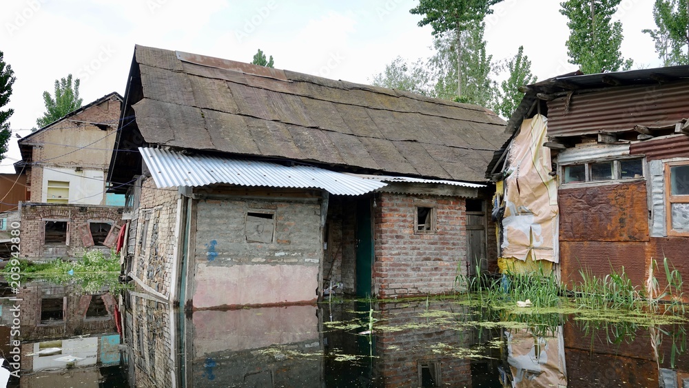 Hausboote und Häuser im Dal See in Kashmir, Indien Hausboote und Häuser im Dal See in Kashmir, Indien