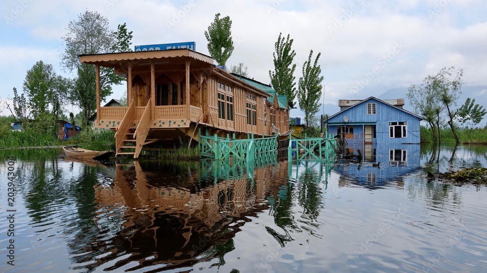 Hausboote und Häuser im Dal See in Kashmir, Indien