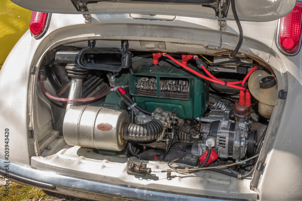 Fototapeta premium 旧車のエンジンルーム engine compartment of a old vehicle