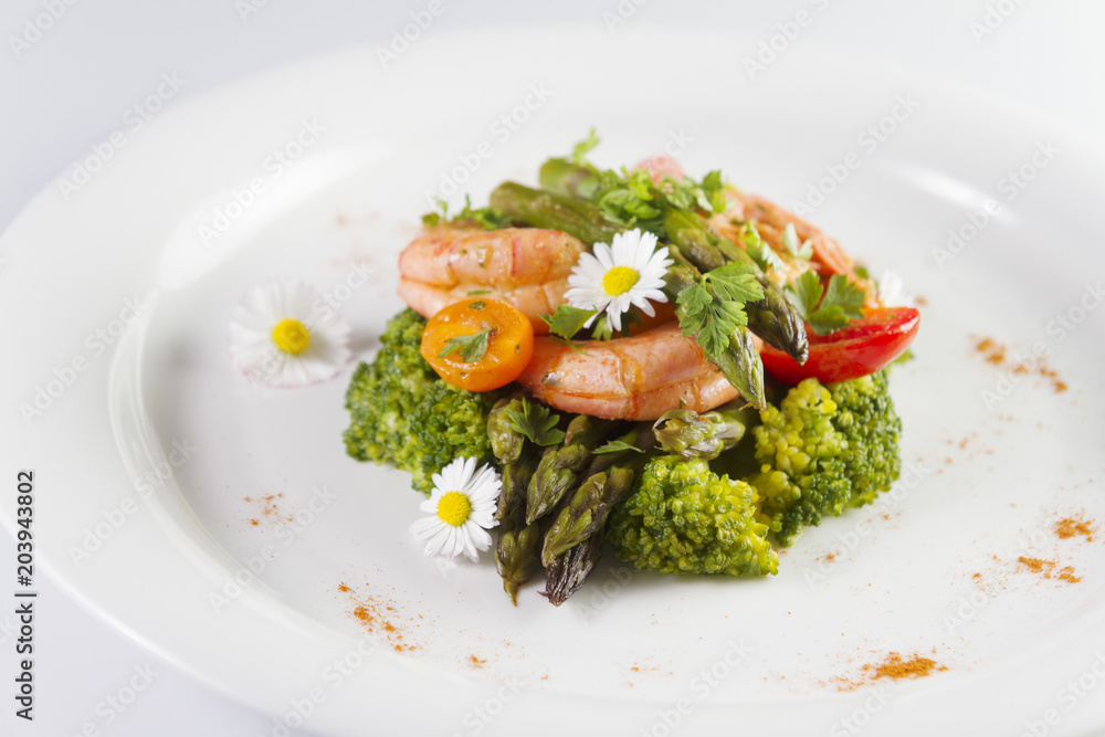 Prawns, asparagus and broccoli with edible daisy flowers. Selective focus. Prawns, asparagus and broccoli with edible daisy flowers. Selective focus.