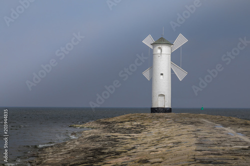 Swinemünde mit weißen Leuchtturm Mühlenbake auf der Westmole an der Ostsee 