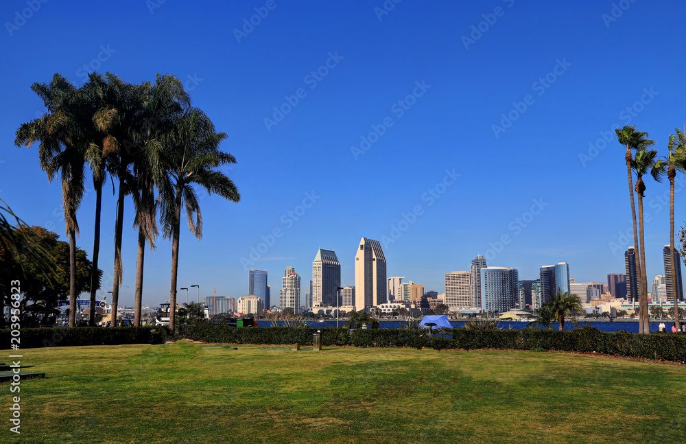 Obraz premium San Diego, California skyline from Coronado Island.