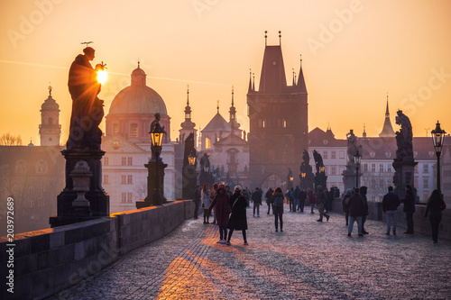 Foto Charles Bridge in the old town of Prague at sunrise, Czech Republic