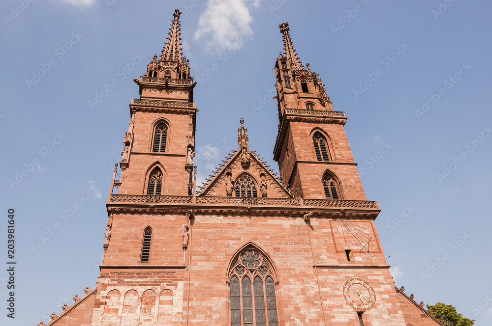 Fototapeta premium Basel, Münster, Kirche, Georgsturm, Martinsturm, Aussichtstürme, Münsterplatz, Altstadt, Stadt, Basel-Stadt, Grossbasel, Sommer, Schweiz