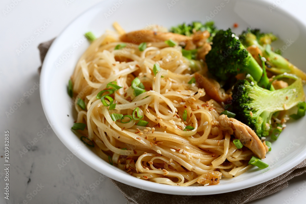 udon noodles with chicken and broccoli
