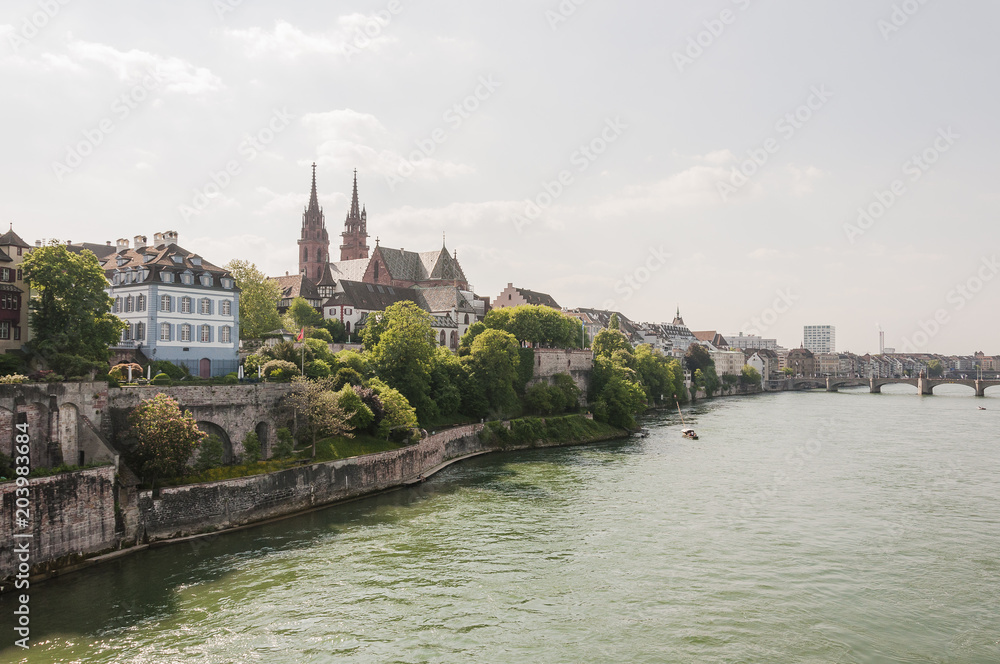 Fototapeta premium Basel, Münster, Kirche, Pfalz, Grossbasel, Kirche, Rhein, Fähre, Rheinufer, Uferweg, Rheinbrücke, Altstadt, Altstadthäuser, Stadt, Basel-Stadt, Sommer, Schweiz