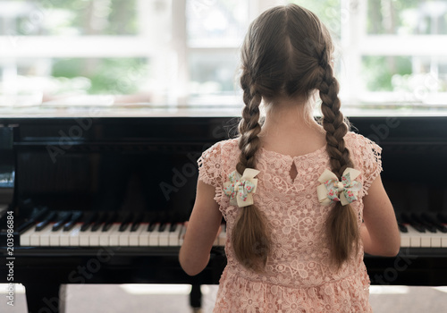 Mädchen spielt Klavier