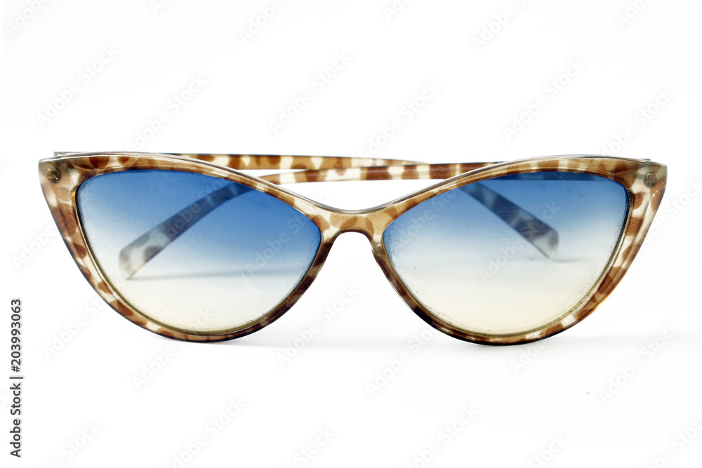 Gafas de sol, producto de moda de mujer, montura de leopardo en tonos marrones y transparentes con matices azules. Fondo blanco. Stock Photo Adobe Stock
