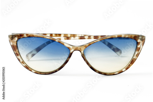 Gafas de sol, producto de moda de mujer, montura de leopardo en tonos marrones y cristales transparentes con matices azules. Fondo blanco. photo