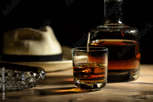 Obraz na plátně Glas mit Rum in einer Bar in Kuba