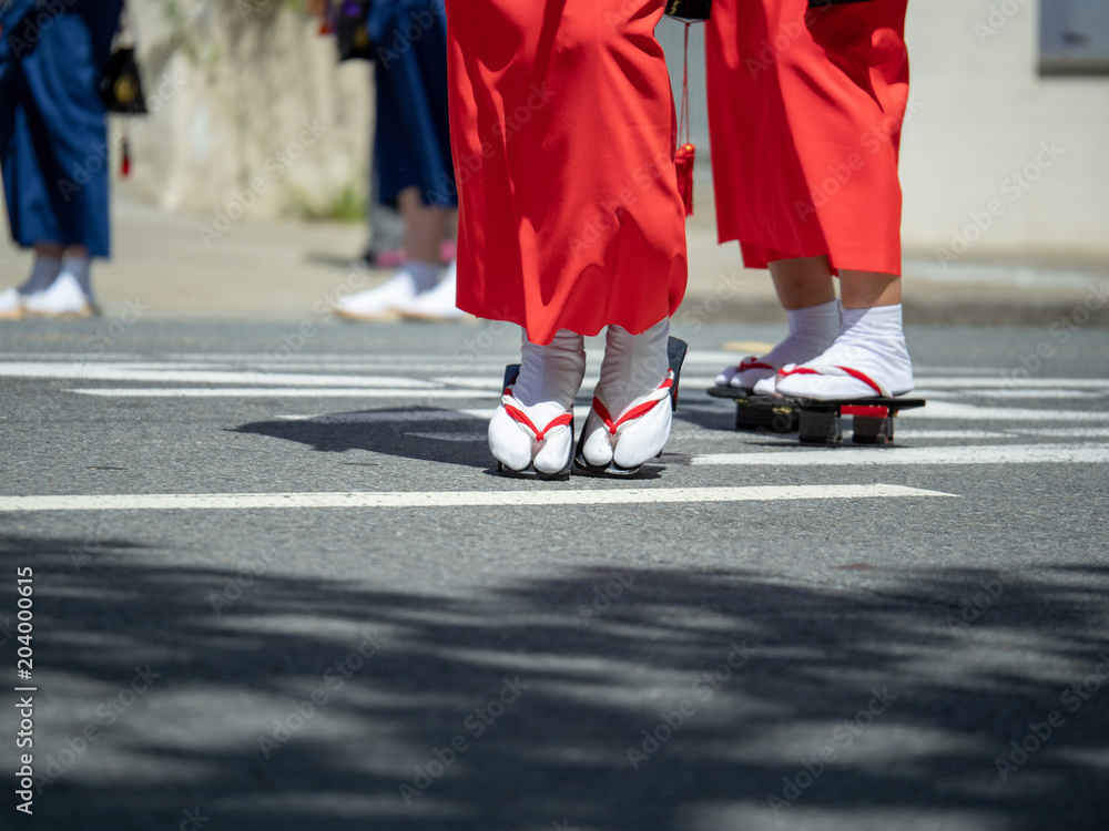 Obraz premium Women wearing geta footwear walking along the streets