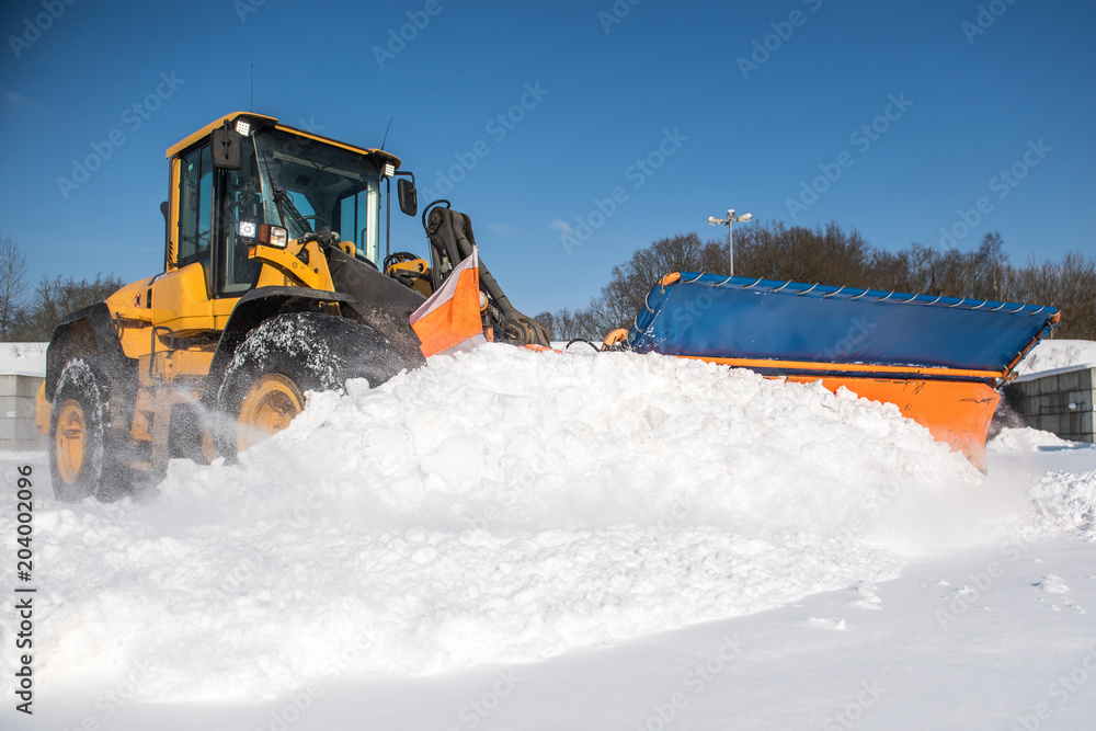 Winterdienst - Räumfahrzeug Winterdienst - Räumfahrzeug