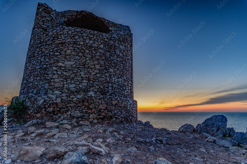 L'antica torre costiera di Capo Rama al crepuscolo, Terrasini - provincia di Palermo IT	