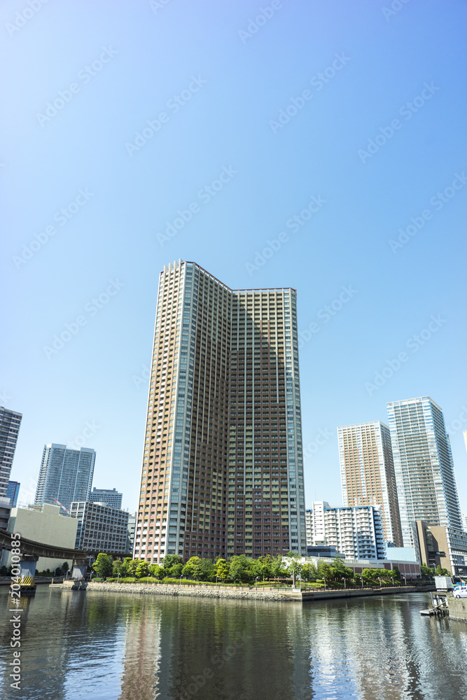 運河層に立つタワーマンション