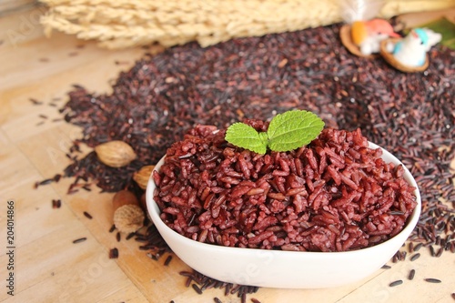Fototapeta Naklejka Na Ścianę i Meble -  cooked black rice and raw organic riceberry rice