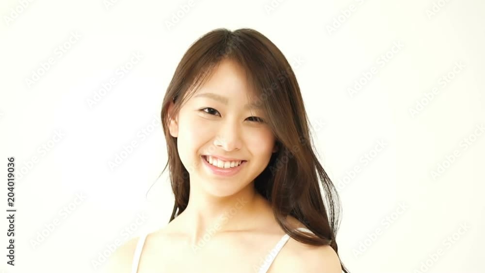 振り返る女性・笑顔 振り返る女性・笑顔
