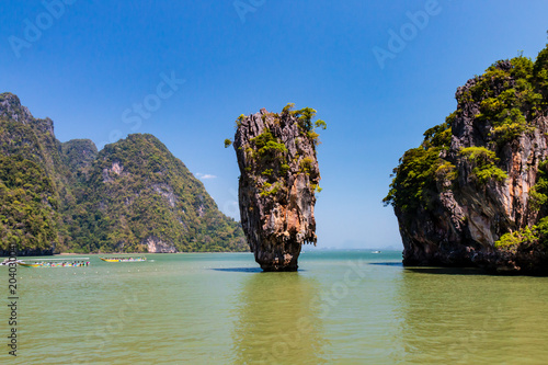 Quadro su tela Beautiful limestone cliffs and jungle jutting out of a shallow tropical ocean