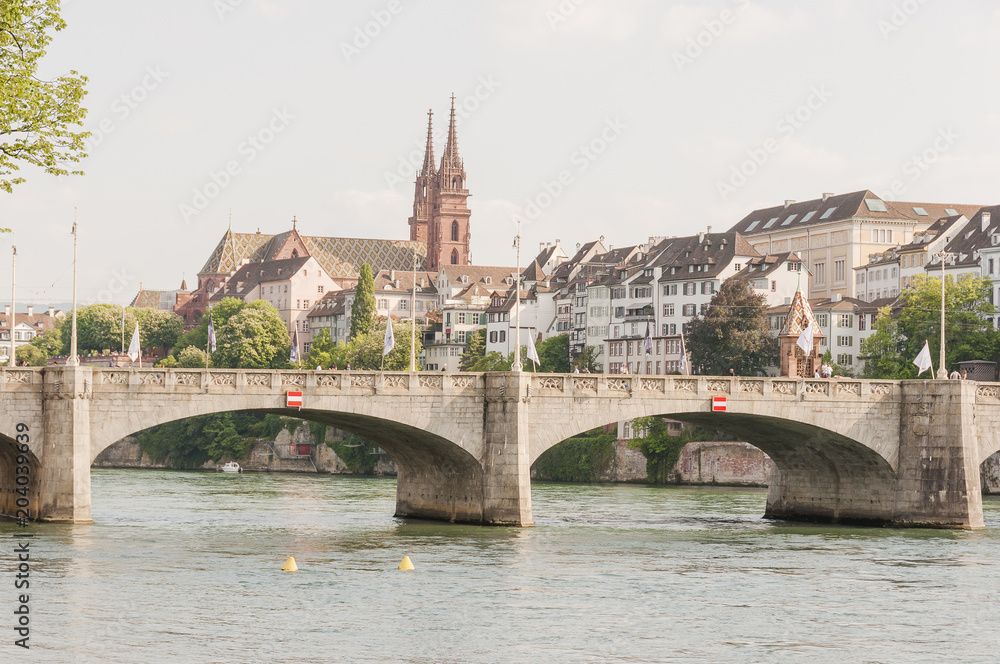 Basel, Rhein, Rheinbrücke, Rheinufer, Grossbasel, Altstadt, Stadt, Münster, Kirche, Uferweg, Wassersport, Schifffahrt, Frühling, Sommer, Schweiz
