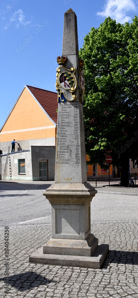 Obraz premium Bad Liebenwerda, sächsische Postsäule auf dem Rossmarkt