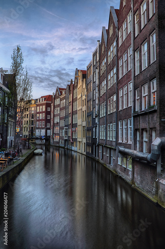 Häuser am Oudezijds Achterburgwal am Abend in Amsterdam, Niederlande.