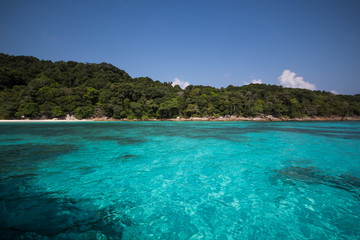 Crédence de cuisine  Beautiful tropical Thailand with beach, Blue Sea and White Sand  © Panumat