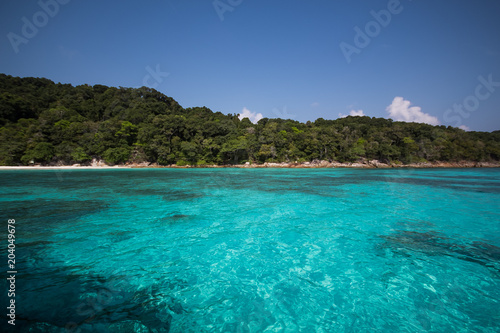 Fototapeta Naklejka Na Ścianę i Meble -  Beautiful tropical Thailand with beach, Blue Sea and White Sand