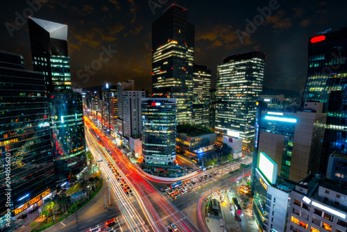 Fotografi Night scene of light trails traffic speeds through an intersection in Gangnam center business district of Seoul at Seoul city, South Korea