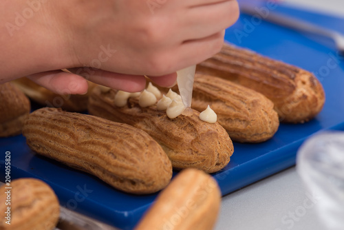 Filling the éclair