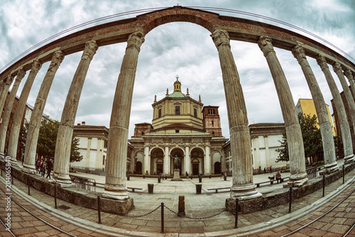 Fotografie Roman column and Basilica of San Lorenzo in Milan, italy