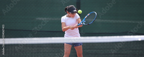 女子ジュニアテニスプレイヤー © DOUBLE BAGEL