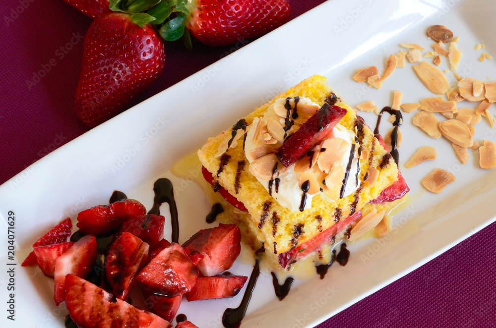 tarta con fresas y sirope de chocolate tarta con fresas y sirope de chocolate