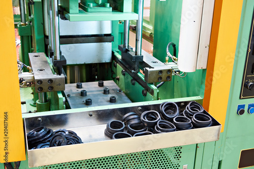 Hydraulic press for rubber vulcanization photo