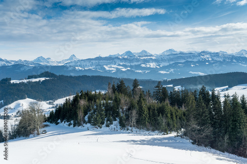 Aussicht im Winter auf die Berner Alpen vom Aebersold, Linden, Schweiz