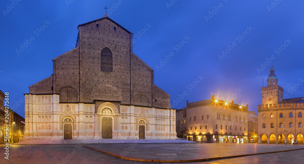 Bologna - The Basilica di San Petronio, Palazzo Comunale and Piazza Maggiore square in morning dusk