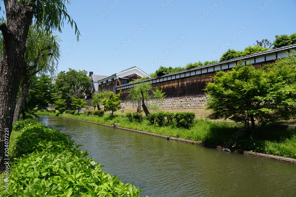 川沿いの酒蔵 川沿いの酒蔵