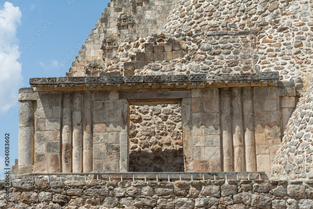 Puerta de una pirámide de la ciudad arqueológica de Uxmal Mérida Yucatán.