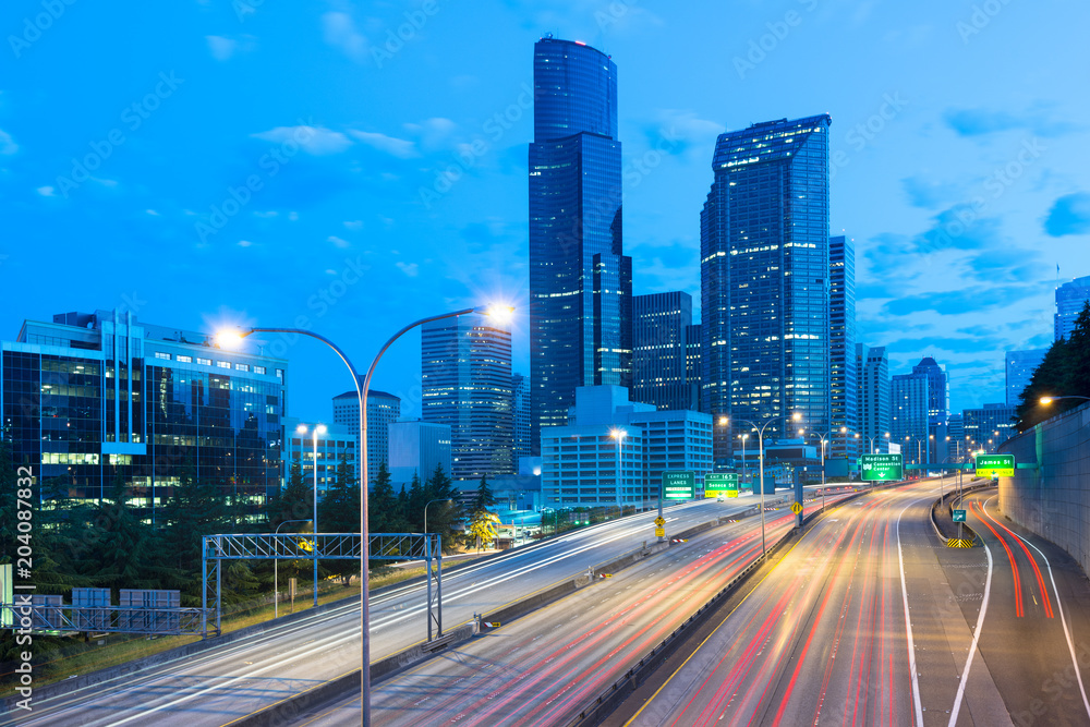 Fototapeta premium Interstate 5 and downtown at dawn, Seattle, Washington State, USA
