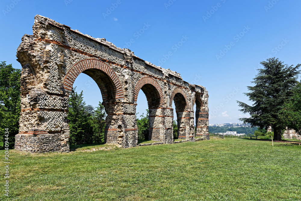 Arches de l'aqueduc Romain du Gier