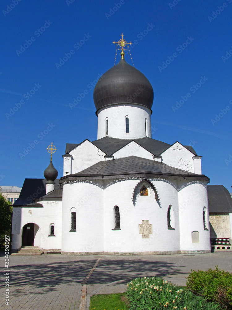 Pokrovsky temple was built in the style of Russian church modernism, designed by architect Alexander Shchusev in 1912. The facades of the church are decorated with the bas-reliefs of Sergei Konenkov o