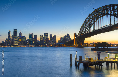 Fotografi Sydney Harbor Bridge and skyline at sunset