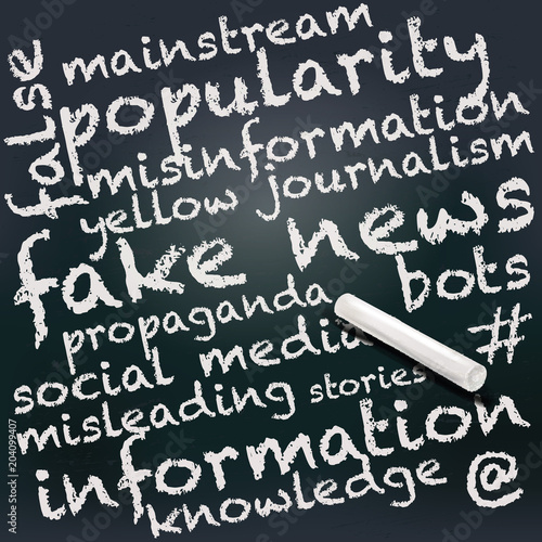 Tafel und Kreide mit Fake News