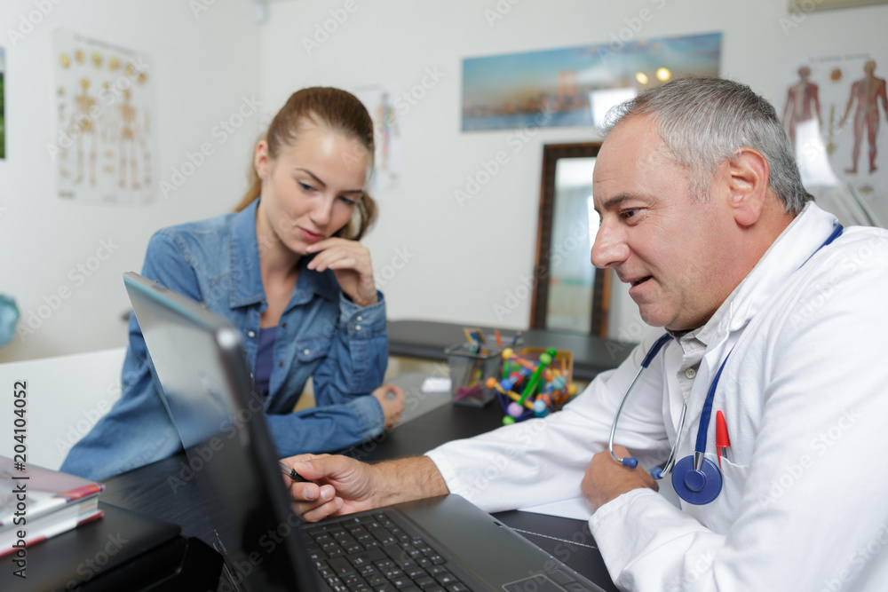 Fototapeta premium senior man doctor patient laptop computer