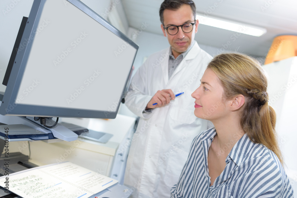 patient and doctor look at screen tp discuss treatment details patient and doctor look at screen tp discuss treatment details