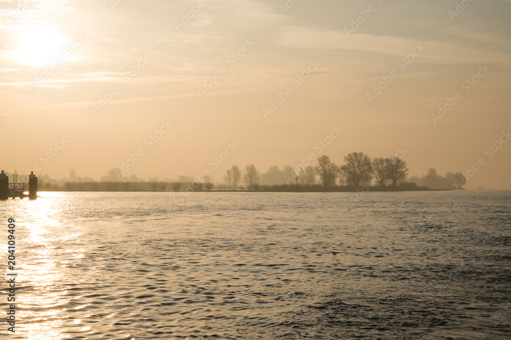 Naklejka premium Sonnenaufgang über dem Rhein