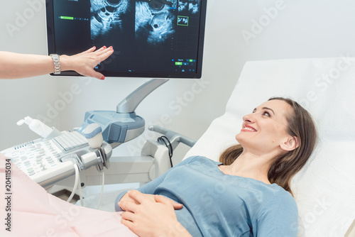 Foto Woman at the gynecologist having ultrasonic examination as pregnancy test