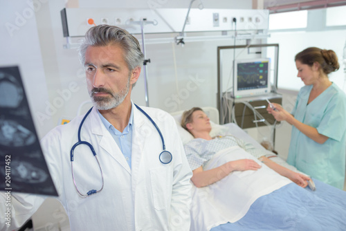 Tableau sur toile doctor looking at the radio result