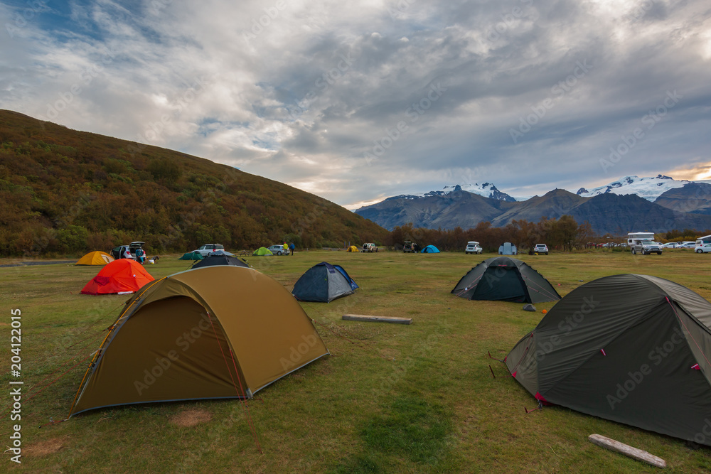 Camping, Zelt und Abenteuer auf Island. Campingplatz mit Panorama